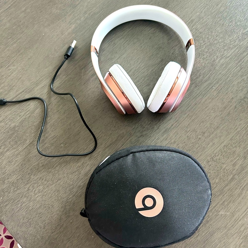 Rose Gold Wireless Beats Solo3 Headphones